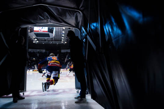 Djurgårdens Mikko Lehtonen åker in på isen