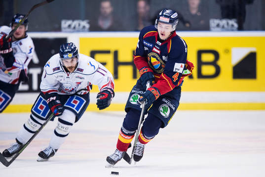 Linköpings Garret Roe jagar Djurgårdens Marcus Högström