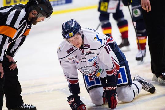 Linköpings Henrik Törnqvist har ont
