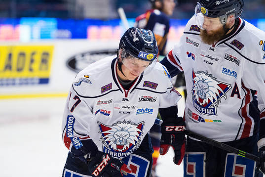 Linköpings Henrik Törnqvist har ont