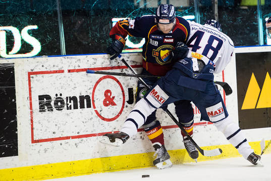 Linköpings Daniel Rahimi med en tackling på Djurgårdens