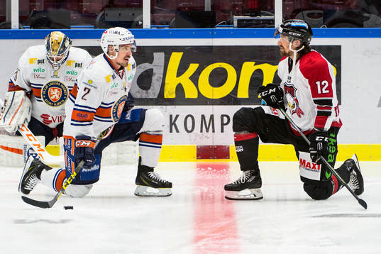 Växjös Teemu Laakso samtalar med Malmö Redhawks Andreas