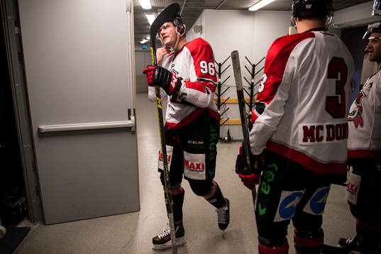 Malmö Redhawks Kim Rosdahl på väg ut mot uppvärmningen