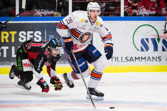 Växjös Calle Rosén tar sig förbi Malmö Redhawks
