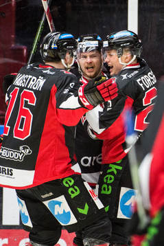 Malmö Redhawks Nicklas Jadeland (m) jublar ihop med Magnus