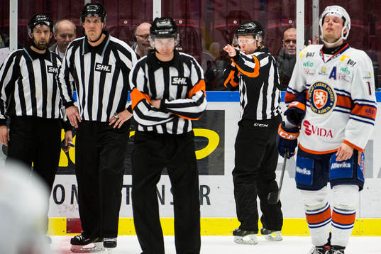 Domaren videogranskar 3-0 målet genom Malmö Redhawks