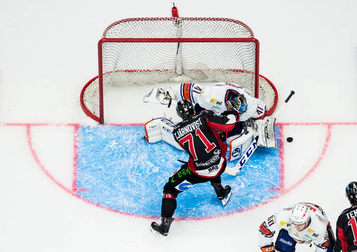 Malmö Redhawks Mathias Tjärnqvist oroar framför Växjös