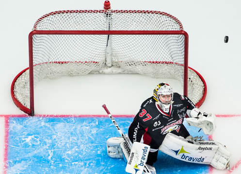 Malmö Redhawks målvakt Jonas Gunnarsson med blicken på