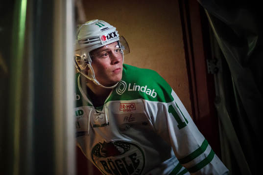Rögles David Åslin före ishockeymatchen i SHL mellan