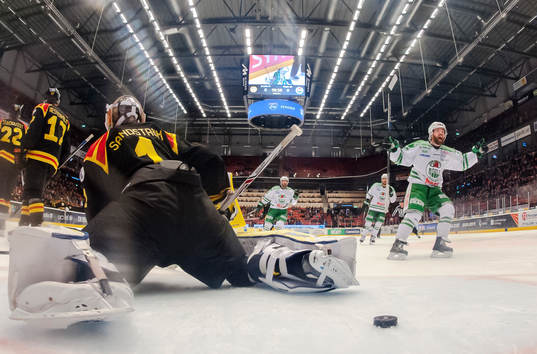 Brynäs målvakt Felix Sandström deppar samtidigt som