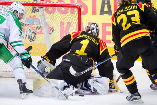 Brynäs målvakt Felix Sandström har inte kontroll på