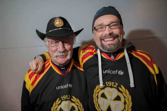 Två Brynäs supportar före ishockeymatchen i SHL mellan