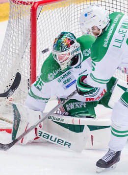 Pucken passerar bakom Rögles målvakt Oscar Dansk