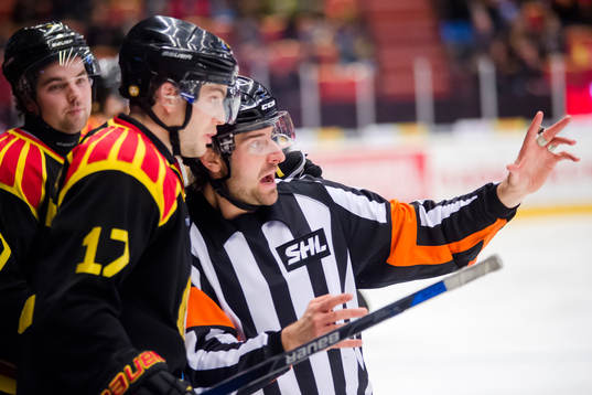 Domaren Mikael Sjöqvist i samtal med Brynäs Ponthus