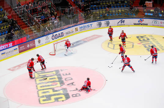 Örebros målvakt Henrik Lundberg och två tekniningscirklar