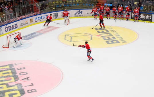 Örebros målvakt Henrik Lundberg och två tekniningscirklar