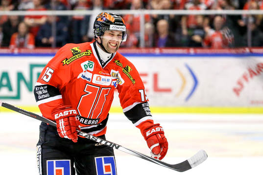 Örebros Henrik Löwdahl grinar illa