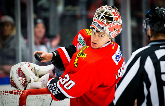 Örebros målvakt Henrik Lundberg med pucken i handen