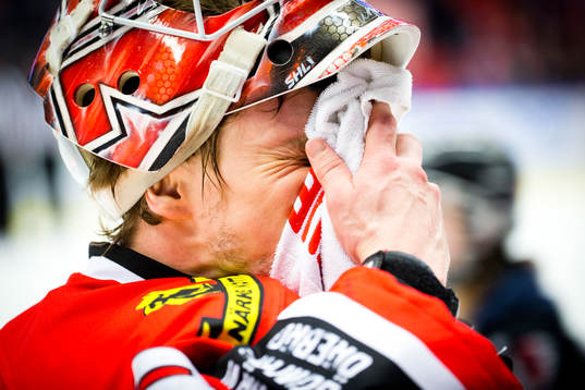 Örebros målvakt Henrik Lundberg deppar