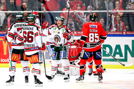 Frölundas Henrik Tömmernes jublar med lagkamraterna