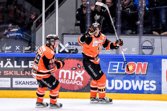 Karlskronas Alexander Bergström jublar