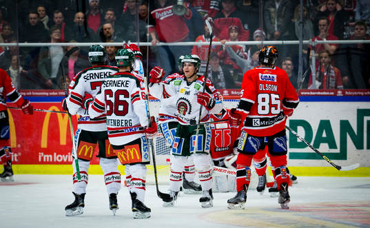 Frölundas Henrik Tömmernes gör 1-1 och jublar med