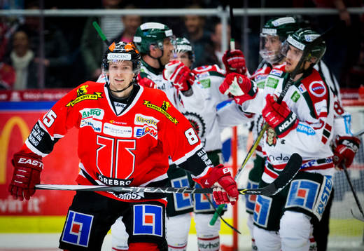 Frölundas Henrik Tömmernes gör 1-1 och Örebros Kalle