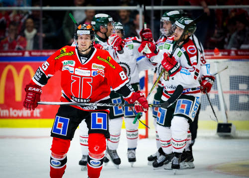 Frölundas Henrik Tömmernes gör 1-1 och Örebros Kalle
