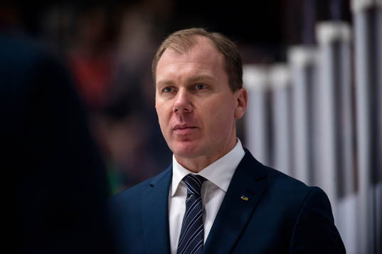 s tränare Johan Lindbom deppar