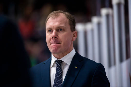 s tränare Johan Lindbom deppar