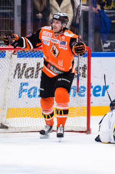 Karlskronas Emil Larsson har gjort 1-0 och jublar