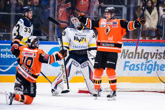 Karlskronas Emil Larsson har gjort 1-0 och jublar