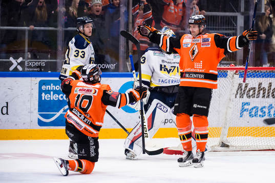 Karlskronas Emil Larsson har gjort 1-0 och jublar