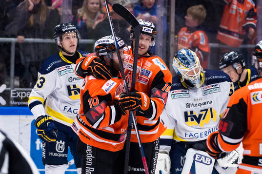 Karlskronas Emil Larsson har gjort 1-0 och jublar