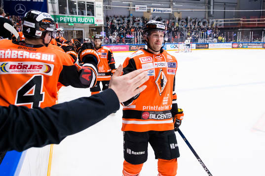 Karlskronas Emil Larsson har gjort 1-0 och jublar