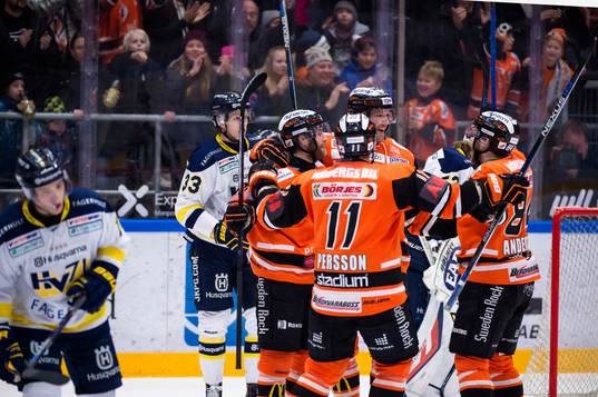 Karlskronas Emil Larsson har gjort 1-0 och jublar