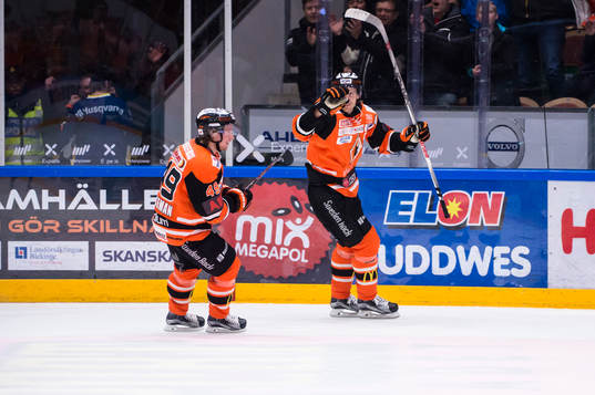 Karlskronas Alexander Bergström har gjort 2-0 och jublar