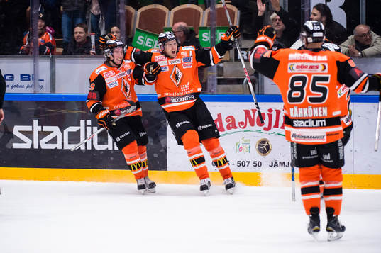 Karlskronas Alexander Bergström har gjort 2-0 och jublar