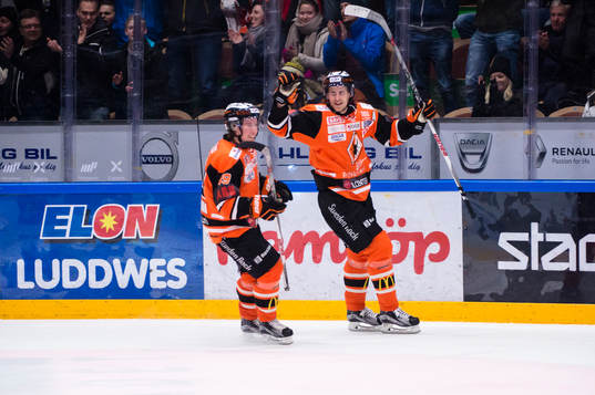 Karlskronas Alexander Bergström har gjort 2-0 och jublar