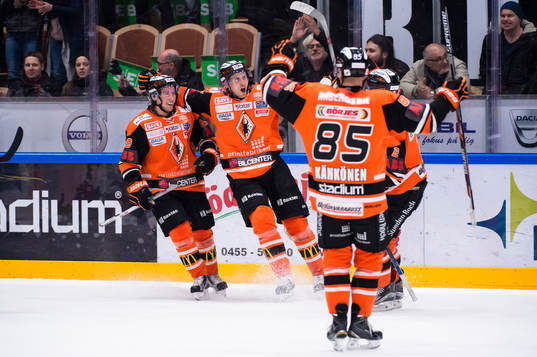 Karlskronas Alexander Bergström har gjort 2-0 och jublar