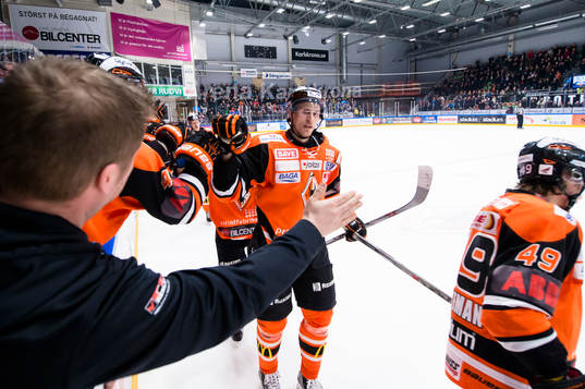 Karlskronas Alexander Bergström har gjort 2-0 och jublar