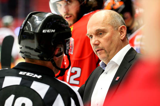 Örebros tränare Kent Johansson i samtal med domaren
