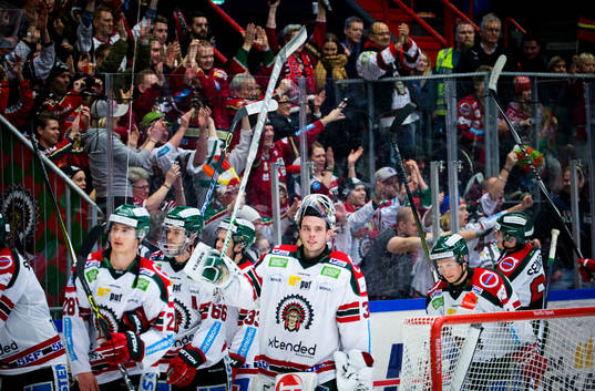 Frölundas målvakt Johan Gustafsson jublar framför fansen