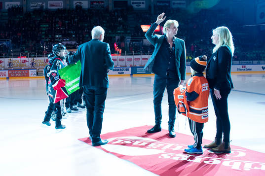 Artisten Tommy Nilsson tar emot en check från Karlskronas