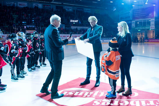 Artisten Tommy Nilsson tar emot en check från Karlskronas