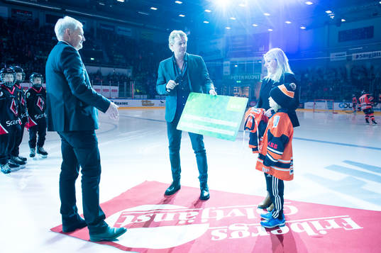 Artisten Tommy Nilsson tar emot en check från Karlskronas