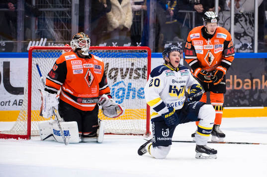 s Lawrence Pilut har missat en målchans