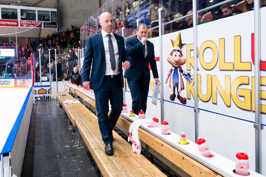 s tränare Johan Lindbom på väg ut