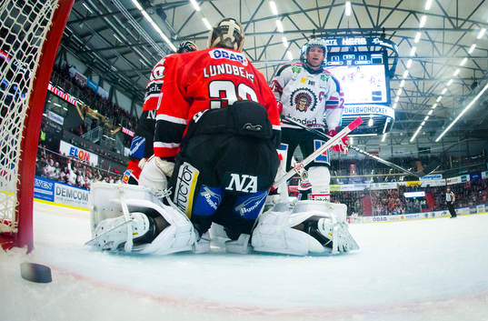 Frölundas Henrik Tömmernes (ej i bild) gör 1-1 och på