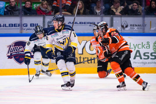 s Filip Sandberg i kamp om pucken